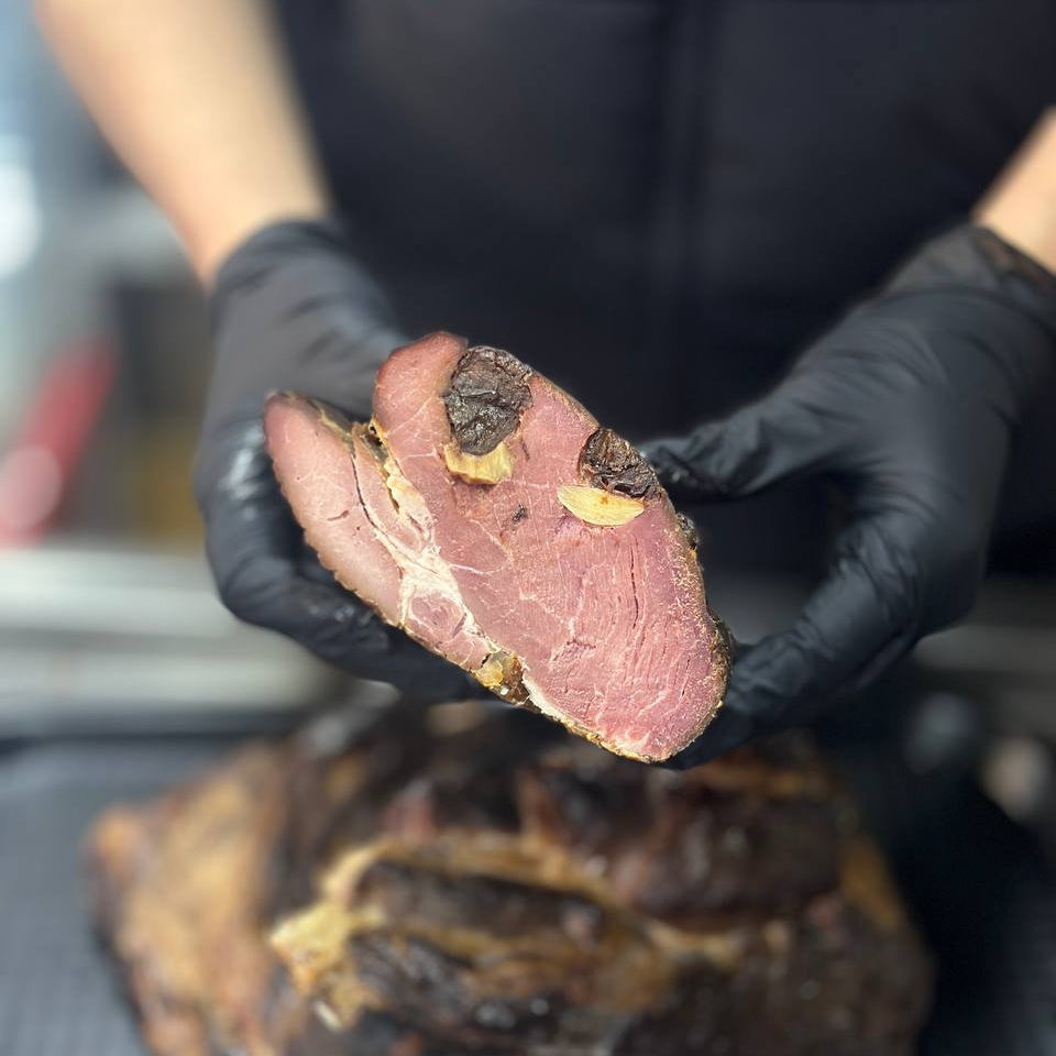 Свиняча шия копчено печена з часником та чорносливом