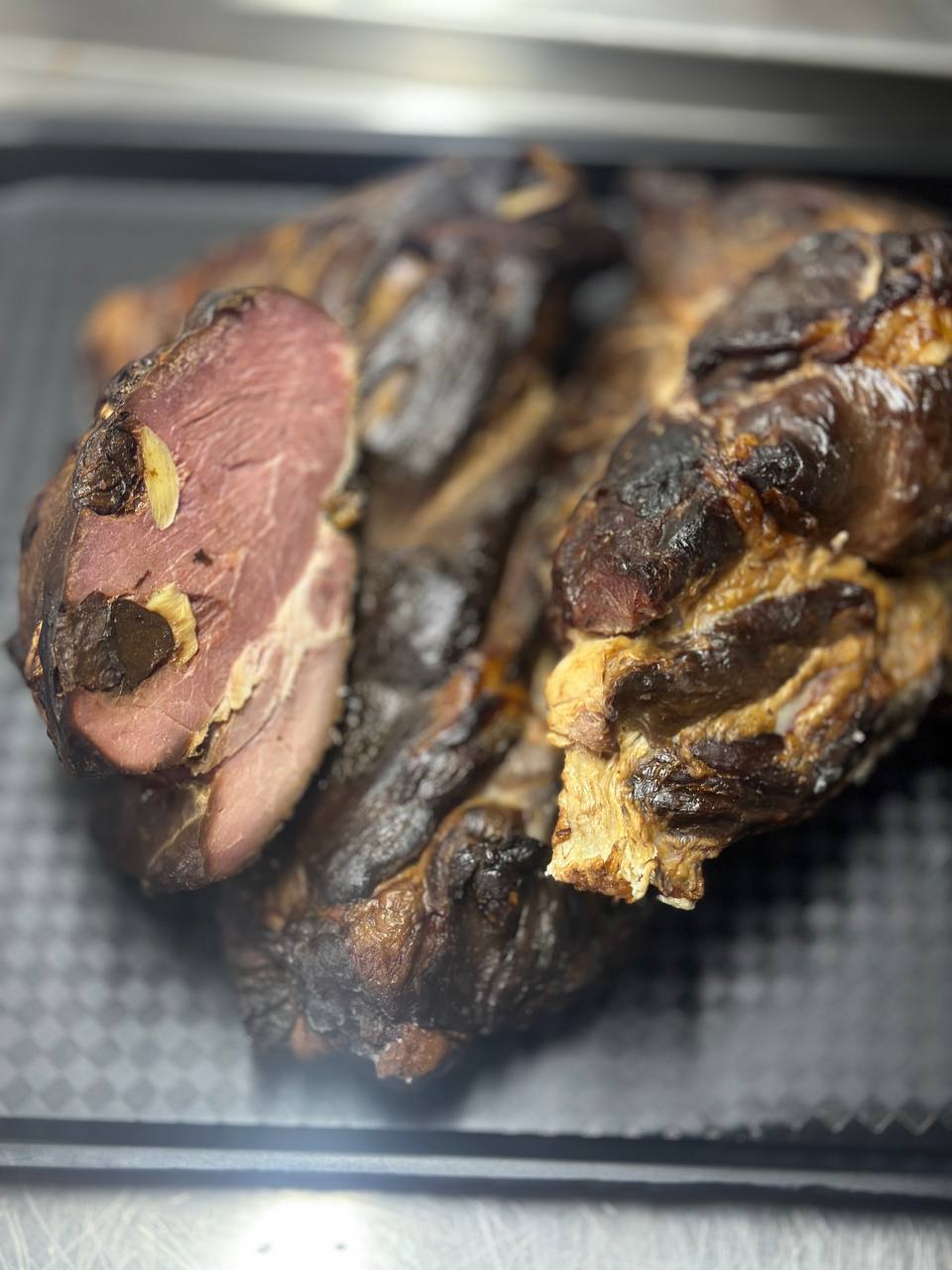 Свиняча шия копчено печена з часником та чорносливом