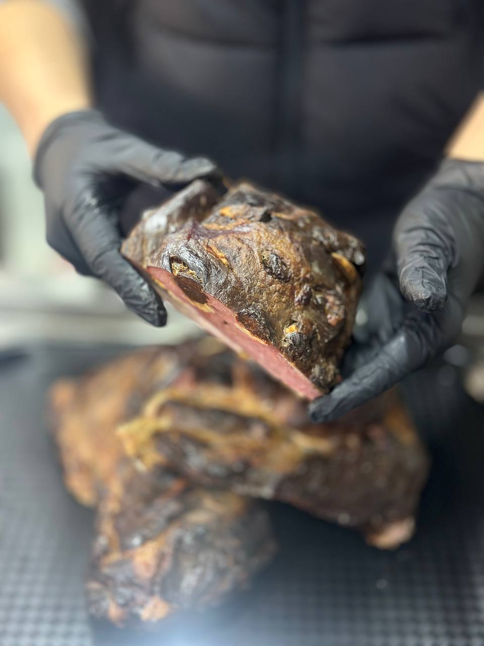 Свиняча шия копчено печена з часником та чорносливом